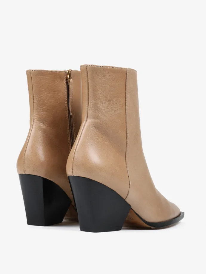 BEŻOWE KOWBOJKI NA ŚREDNIM HEGO'S MILANO