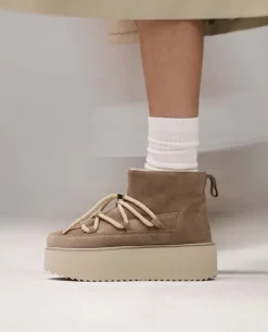 BEŻOWE ŚNIEGOWCE NA PLATFORMIE INUIKII