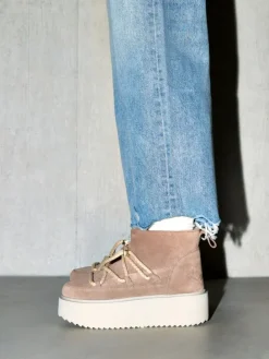 BEŻOWE ŚNIEGOWCE NA PLATFORMIE INUIKII