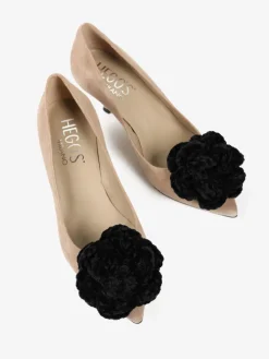 BEŻOWE SZPILKI Z KWIATEM HEGO'S MILANO